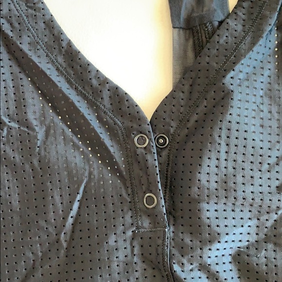 Black mesh lululemon workout tank, 2 button snap - Picture 2 of 5